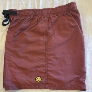 B24010 Market Smiley UO Exclusive Tech Short, Size M, Color brick Maroon